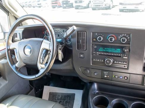 Used 2017 Chevrolet Express 3500 Extended image 28