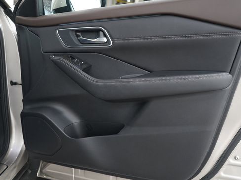 Used 2022 Nissan Rogue Platinum w/ Head-Up Display Package image 9