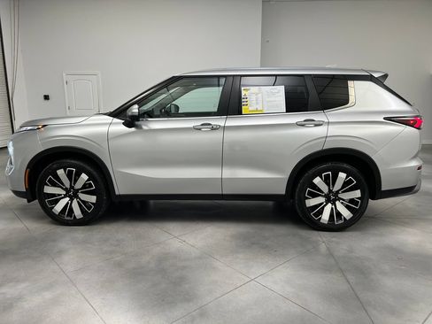 Used 2025 Mitsubishi Outlander SE FWD image 5