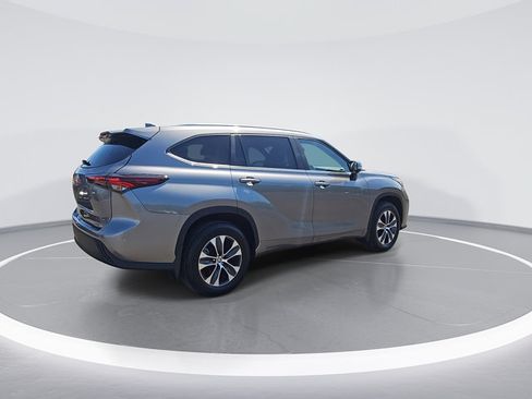 Certified 2025 Toyota Highlander XLE AWD/4WD image 9