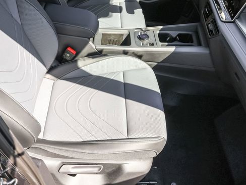 Used 2025 Volkswagen Tiguan SE image 36