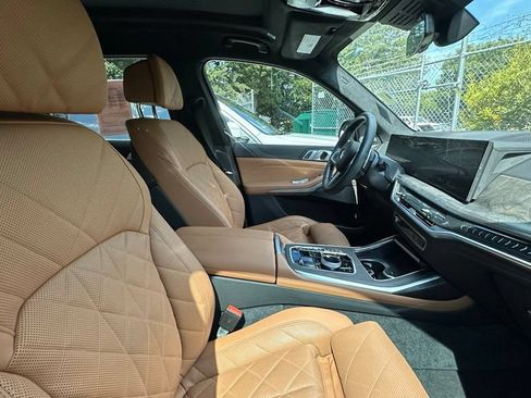 Used 2025 BMW X7 xDrive40i w/ M Sport Package AWD/4WD image 4