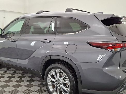 Used 2024 Toyota Highlander Limited image 2