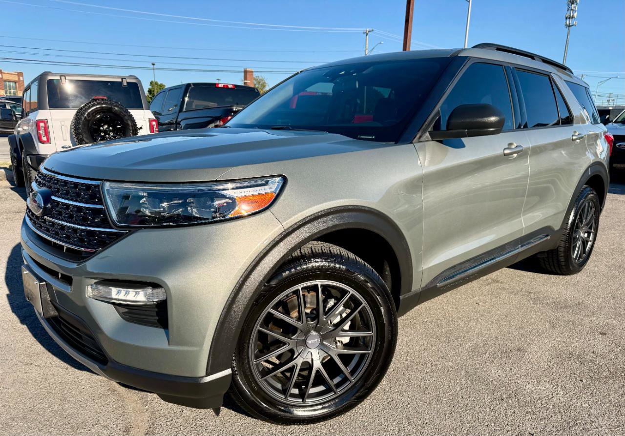 Used 2020 Ford Explorer XLT w/ Equipment Group 202A AWD/4WD image 2