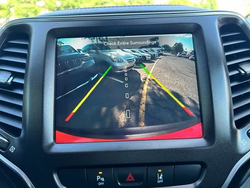 Used 2021 Jeep Cherokee Trailhawk w/ Sun, Sound & Nav Group AWD/4WD image 27