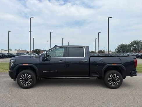 Used 2025 GMC Sierra 3500 Denali Ultimate AWD/4WD image 3