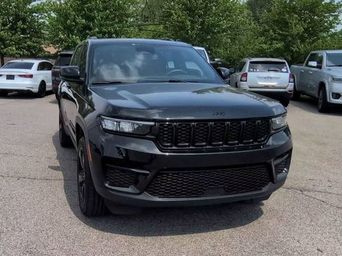 Used 2023 Jeep Grand Cherokee Altitude AWD/4WD image 3
