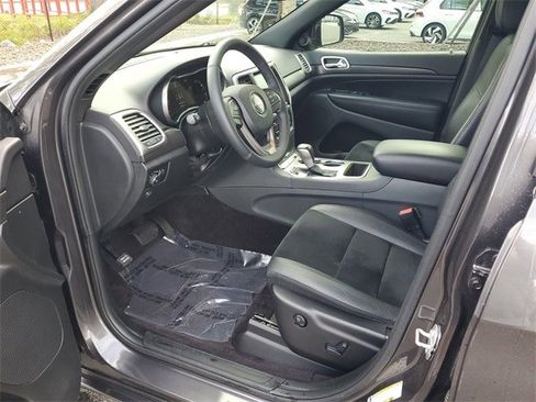 Used 2017 Jeep Grand Cherokee Altitude image 16