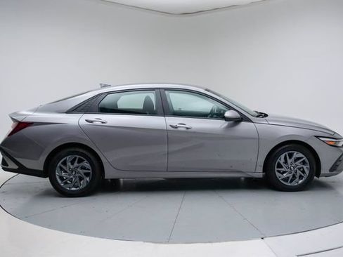 Used 2024 Hyundai Elantra SEL FWD image 8