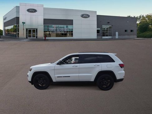 Used 2018 Jeep Grand Cherokee Laredo AWD/4WD image 6