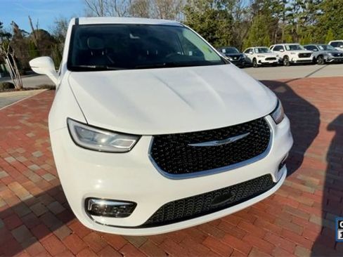 Used 2022 Chrysler Pacifica Touring-L image 4