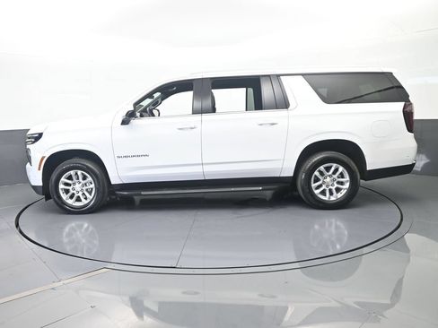 Used 2025 Chevrolet Suburban LT RWD image 3