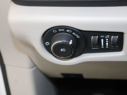 Used 2024 Chrysler Pacifica Touring-L FWD image 19