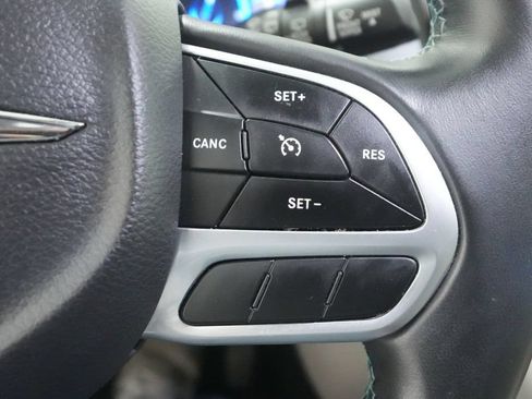 Used 2018 Chrysler Pacifica Touring-L FWD image 36