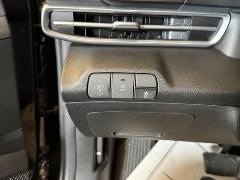 Used 2025 Hyundai Elantra SE image 17