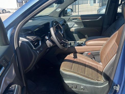 Used 2026 GMC Acadia Denali Ultimate w/ LPO, Floor Liner Package AWD/4WD image 8