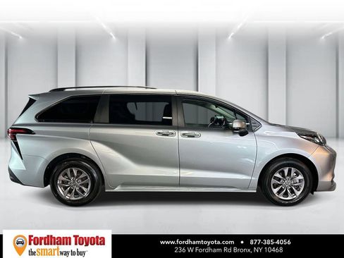 Used 2024 Toyota Sienna XLE image 2