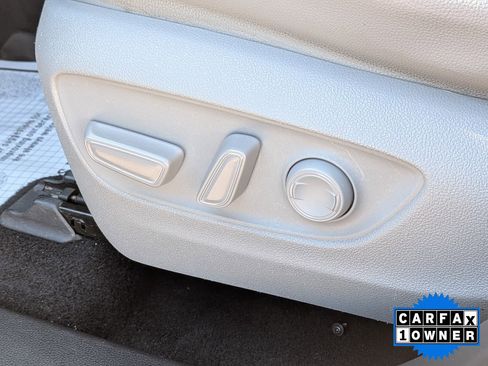 Used 2021 Toyota Highlander XLE AWD/4WD image 23