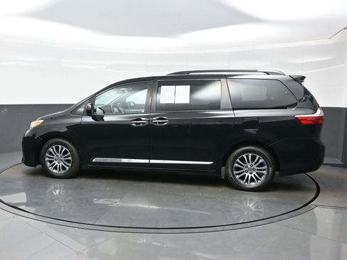 Used 2020 Toyota Sienna XLE FWD image 3