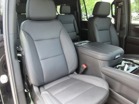 Used 2025 Chevrolet Suburban Z71 w/ Comfort Package AWD/4WD image 8