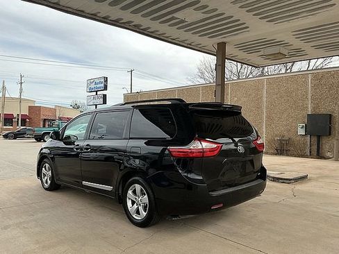 Used 2017 Toyota Sienna LE image 7