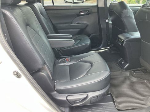Used 2023 Toyota Highlander XLE FWD image 32