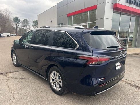 Used 2021 Toyota Sienna Platinum image 4