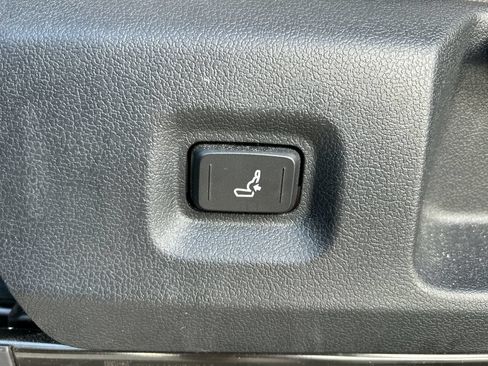 Certified 2025 Toyota Tacoma TRD Off-Road AWD/4WD image 12