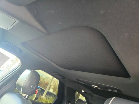 Used 2019 Land Rover Discovery HSE image 24