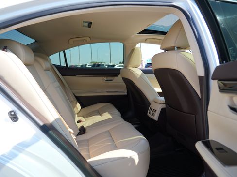 Used 2016 Lexus ES 350 w/ Luxury Package w/Wood Trim FWD image 12