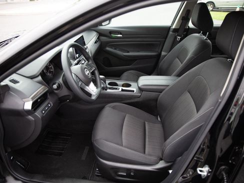 Used 2025 Nissan Altima 2.5 SV FWD image 18