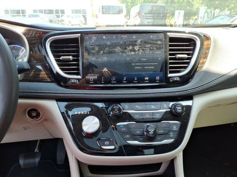 Used 2023 Chrysler Pacifica Limited FWD image 11