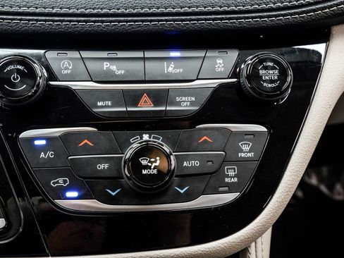 Used 2023 Chrysler Pacifica Limited image 27