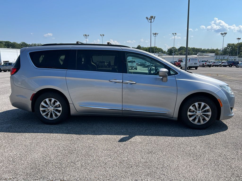 Used 2017 Chrysler Pacifica Touring-L FWD image 4