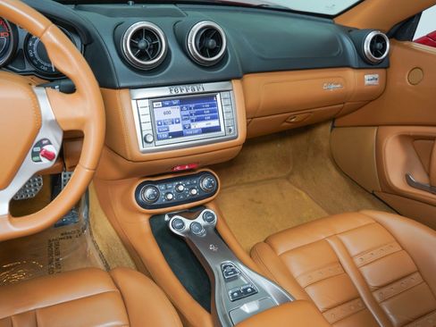 Used 2010 Ferrari California RWD image 39