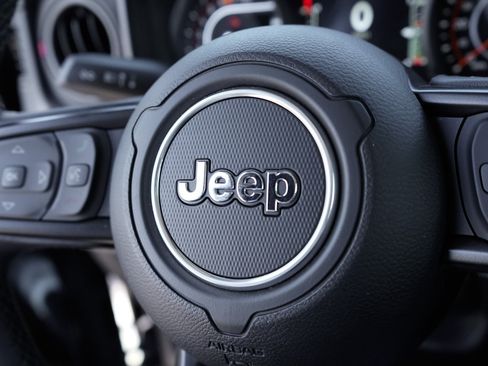 Used 2025 Jeep Wrangler Unlimited Rubicon AWD/4WD image 19