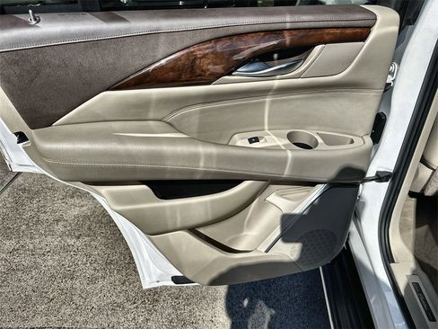 Used 2016 Cadillac Escalade Luxury image 15