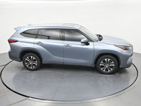 Used 2022 Toyota Highlander XLE FWD image 20