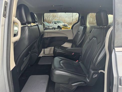 Used 2020 Chrysler Pacifica Touring-L image 31