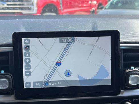 Used 2021 Hyundai Venue SEL w/ Premium Package image 29