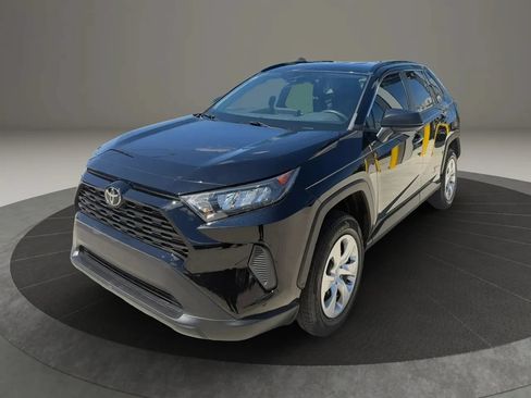 Used 2021 Toyota RAV4 LE FWD image 3