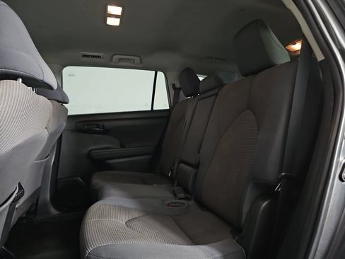 Used 2022 Toyota Highlander LE AWD/4WD image 14