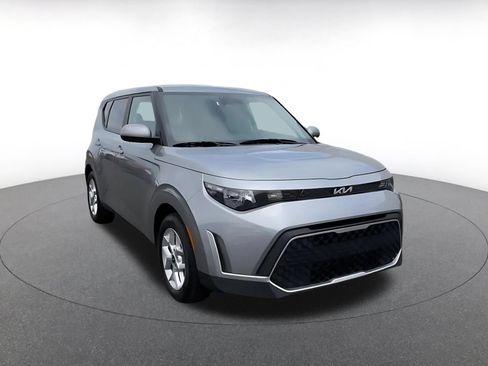 Used 2025 Kia Soul LX w/ LX Technology Package FWD image 3