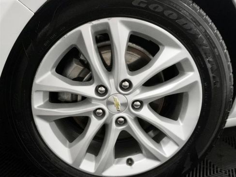 Used 2018 Chevrolet Malibu LT image 2