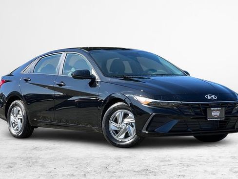 New 2026 Hyundai Elantra SE FWD image 2