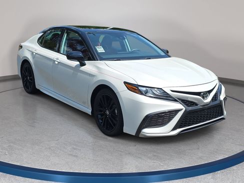 Used 2021 Toyota Camry XSE FWD image 3