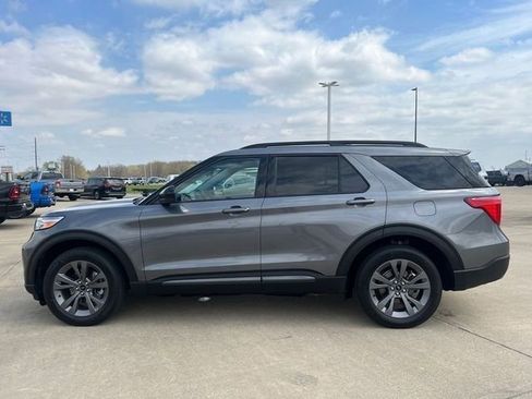 Used 2022 Ford Explorer XLT w/ Equipment Group 202A image 8