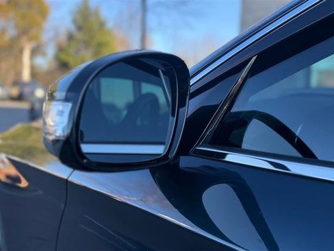 Used 2025 Genesis G70 2.5T image 30