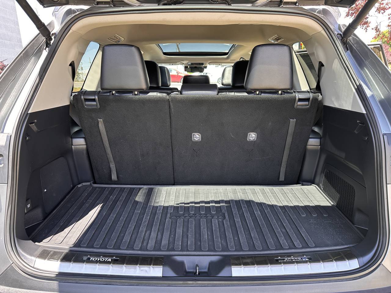 Used 2025 Toyota Grand Highlander AWD Hybrid w/ Blackout Package (GST) image 28