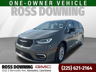 Used 2025 Chrysler Pacifica Select